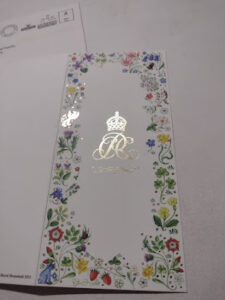 Carta à monarquia britânica minha experiência pessoal: Folder comemorativo recebido por mim, em ocasião da coroação do monarca britânico, em 2022.