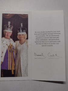 Carta à monarquia britânica minha experiência pessoal: Folder comemorativo da coroação do monarca britânico Rei Carlos III. e sua esposa, a rainha consorte Camila.