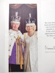 Folder comemorativo de coroação de monarca britânico, que recebi em casa.